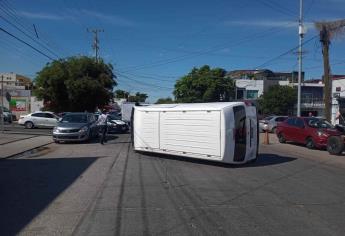 Vagoneta vuelca tras choque contra auto en la colonia Jorge Almada