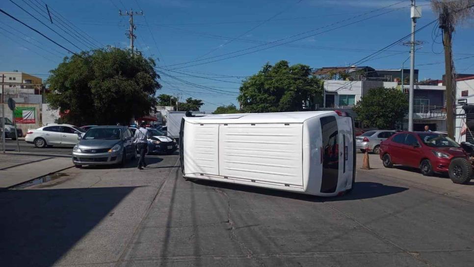 Vagoneta vuelca tras choque contra auto en la colonia Jorge Almada