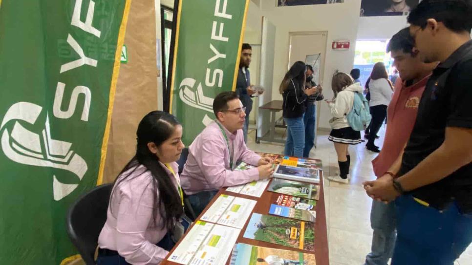 Estudiantes reciben ofertas de trabajo en la Feria del Empleo UAS 2022