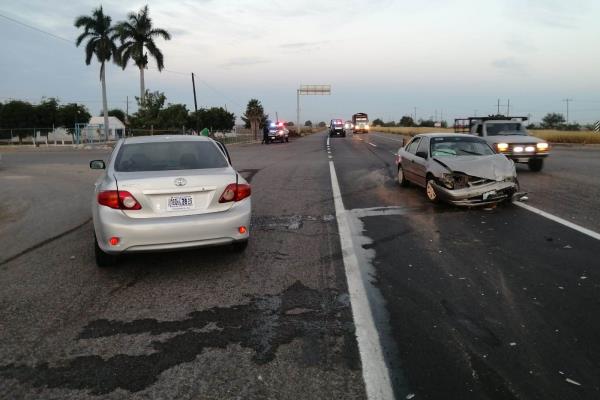 Intenta cruzar la México 15 y provoca accidente en Leyva Solano