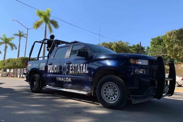 Sujeto llega, amenaza a empleado de gasolinera, llena el tanque y se va