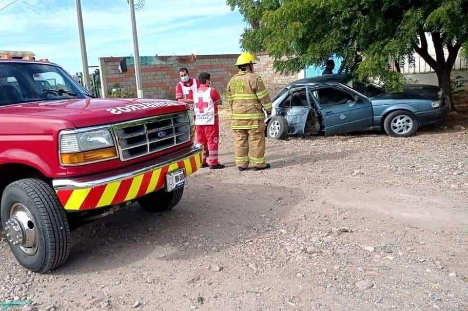 Adolescente chocan contra un árbol al salir de la prepa en Guamúchil