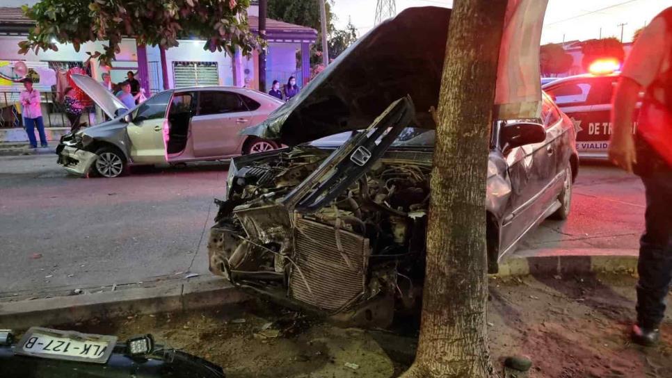 Trasladan a mujer a un hospital tras choque de vehículos en el sector sur de Culiacán