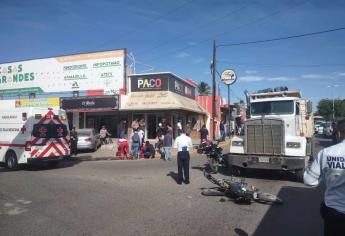 Joven madre y su niña de 4 años resultan lesionadas al ser embestidas por un tractocamión en Guasave