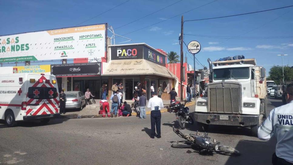 Joven madre y su niña de 4 años resultan lesionadas al ser embestidas por un tractocamión en Guasave