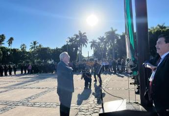 Con izamiento de bandera, Rocha Moya conmemora el 112 aniversario de la Revolución Mexicana