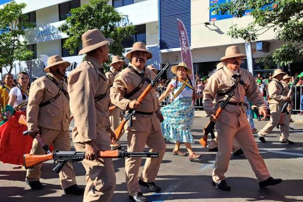 Realizan desfile conmemorativo al 112 aniversario de la Revolución Mexicana en Culiacán
