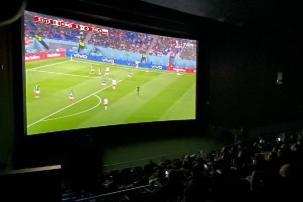 «Madrugan» aficionados a ver el partido México vs Polonia en restaurantes y hasta en el cine