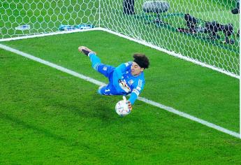 Guillermo Ochoa, segundo portero mexicano en la historia en atajar penal en un mundial