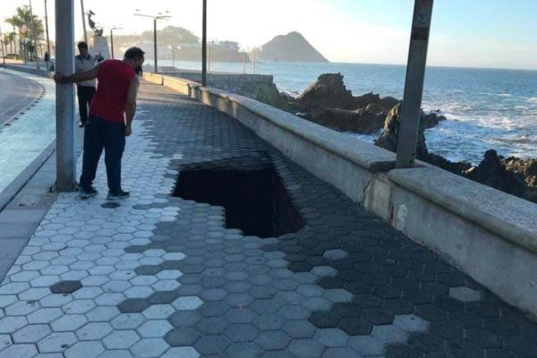 Se abre el malecón de Mazatlán con socavón de hasta 10 metros de profundidad