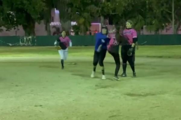 Trifulca y golpes entre mujeres en partido de softbol en Los Mochis | VIDEO