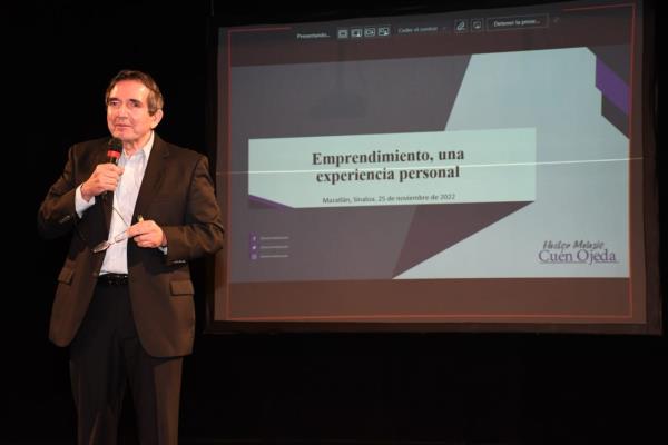 Comparte Héctor Cuén su historia de vida a jóvenes, los invita a capacitarse y no tener miedo al emprendimiento