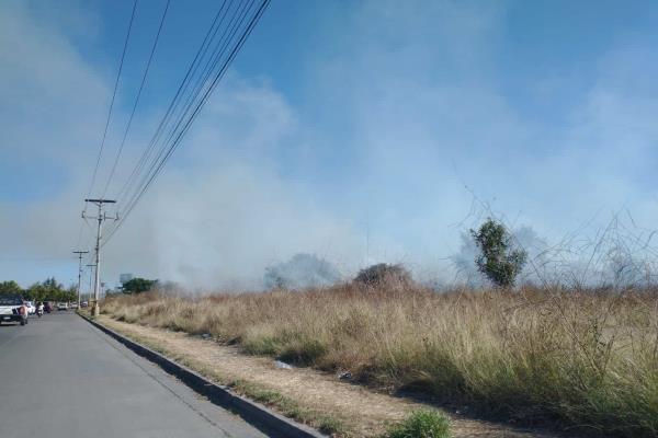 Incendio moviliza a bomberos de Mazatlán frente a conocida plaza comercial