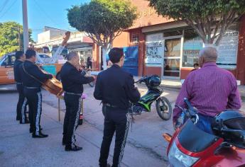 ¡Con mariachi y pastel!  José Rosario Baca festeja un mes de manifestarse contra el IMSS