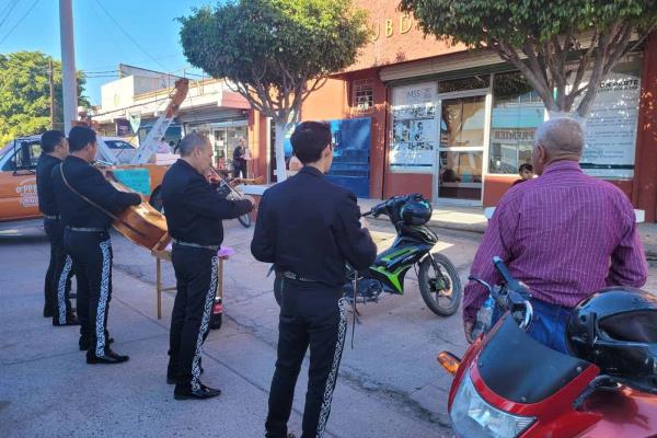 ¡Con mariachi y pastel!  José Rosario Baca festeja un mes de manifestarse contra el IMSS