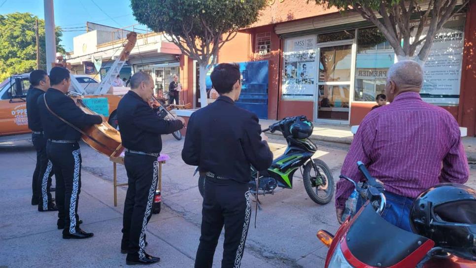 ¡Con mariachi y pastel!  José Rosario Baca festeja un mes de manifestarse contra el IMSS