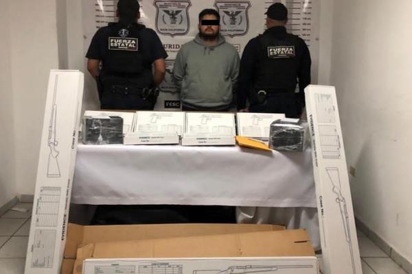 Detienen a sinaloense en posesión de armas largas y con casi 150 mil pesos en Ensenada