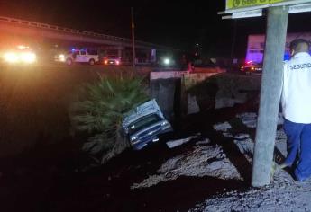 Conductor cae a un dren bajo el puente del desnivel de la México 15, en Los Mochis