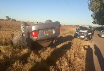 Vuelca en el Dren San Joachín, Guasave y deja abandonado el vehículo