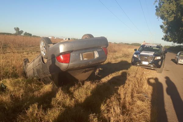 Vuelca en el Dren San Joachín, Guasave y deja abandonado el vehículo