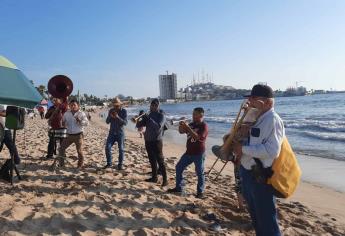Músicos temen que la restricción para tocar en playas de Mazatlán sea indefinida