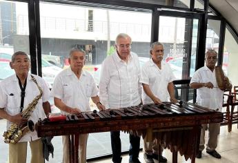 Sorprenden a Rocha Moya con «El Sinaloense» con la marimba veracruzana