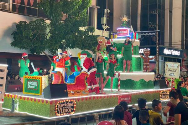 Culiacanenses disfrutan el Gran Desfile Navideño 2022