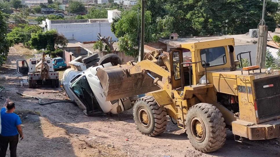 Pipa vuelca y derriba la pared de una casa al sur de Culiacán