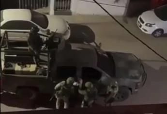 Captan a militares golpeando a presunto «puntero» en la vía pública en Culiacán | VIDEO