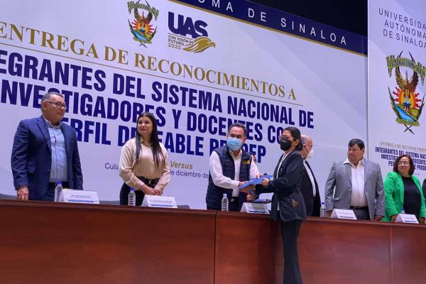 La UAS entrega reconocimientos a docentes investigadores