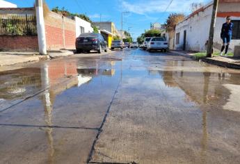 Brota agua de una calle en la colonia centro de Los Mochis