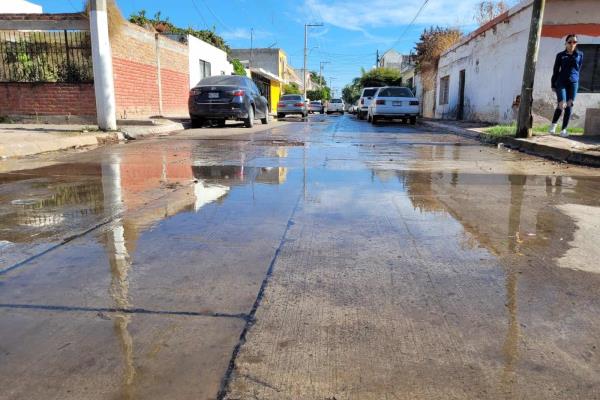 Brota agua de una calle en la colonia centro de Los Mochis