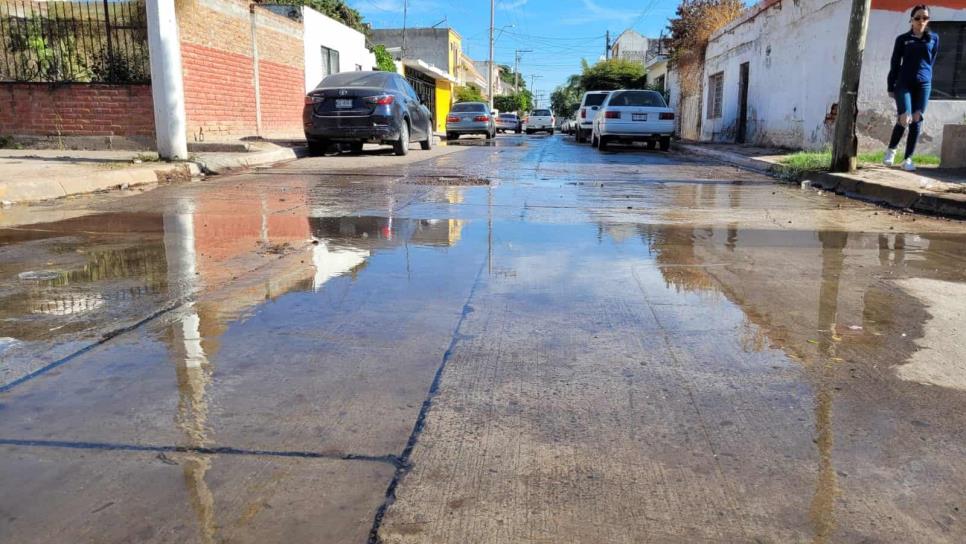 Brota agua de una calle en la colonia centro de Los Mochis