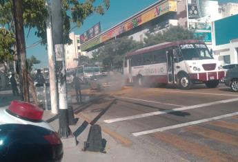 Se quema automóvil sobre la avenida Álvaro Obregón, en Culiacán