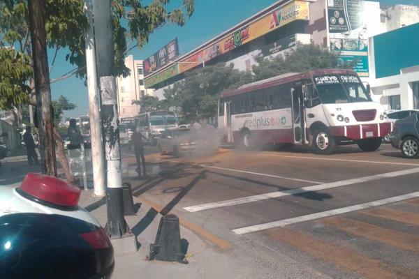 Se quema automóvil sobre la avenida Álvaro Obregón, en Culiacán