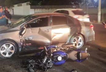Motociclista se estrella contra auto frente a las instalaciones de la Policía Municipal, en Culiacán