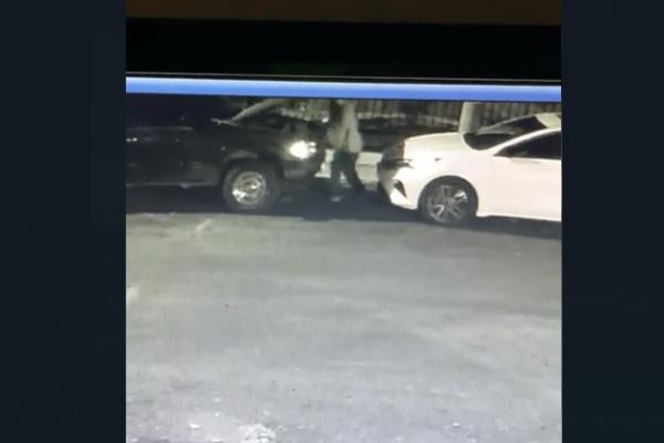 Se roba pila de carro en menos de un minuto y huye en Mazatlán | VIDEO