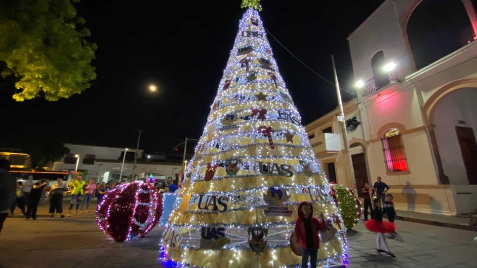 La Universidad Autónoma de Sinaloa enciende sus pinitos de Navidad en 5 municipios