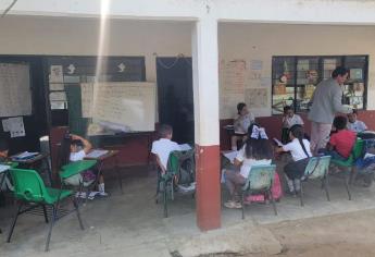 Niños toman clases al intemperie en El Fuerte