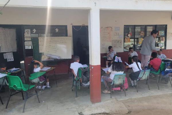 Niños toman clases al intemperie en El Fuerte