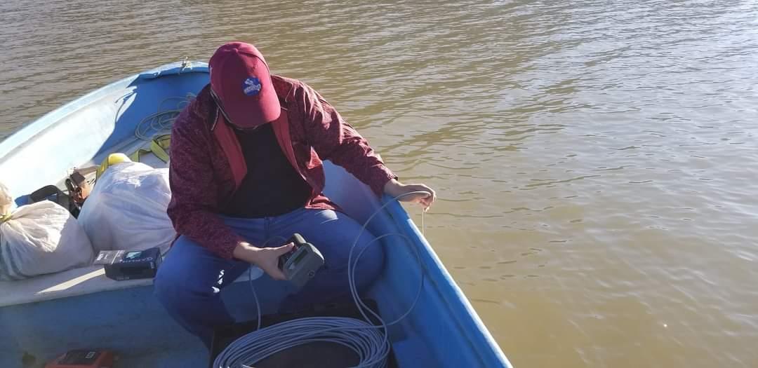 Estudian parámetros del agua en presa Huites