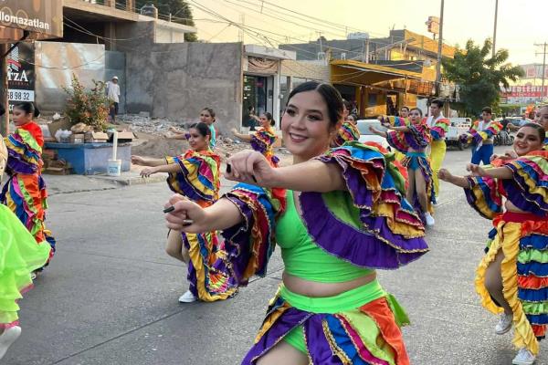 Arranca la fiesta carnavalera de Mazatlán; Antonio y Lissette aventajan por las coronas