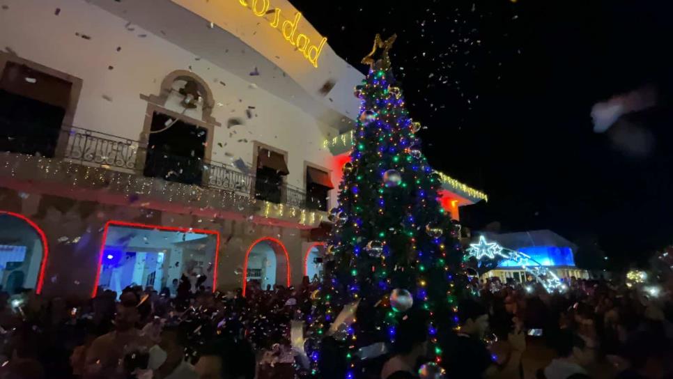 Llega la magia de la Navidad a Mazatlán: encienden iluminación y enorme árbol en la Plazuela República