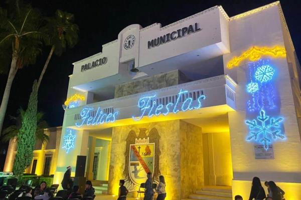 ¡La Navidad llegó a Badiraguato! Encienden árbol navideño para festejar las fechas decembrinas