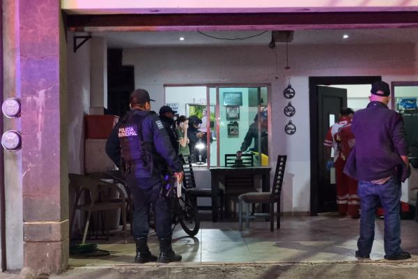 Mujer sufre fuertes heridas en cabeza y rostro después de ser asaltada dentro de su negocio, en Culiacán 