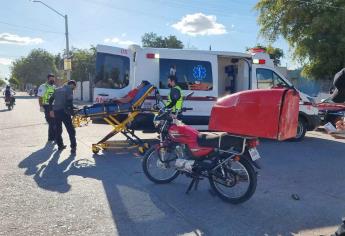 Repartidor resulta lesionado tras chocar su moto con un taxi en fraccionamiento Las Flores de Los Mochis