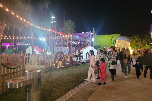 Pista de patinaje y rampa de hielo en la Villa Navideña de Los Mochis