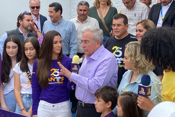 Dona Rocha Moya su aguinaldo y dos quincenas al Teletón