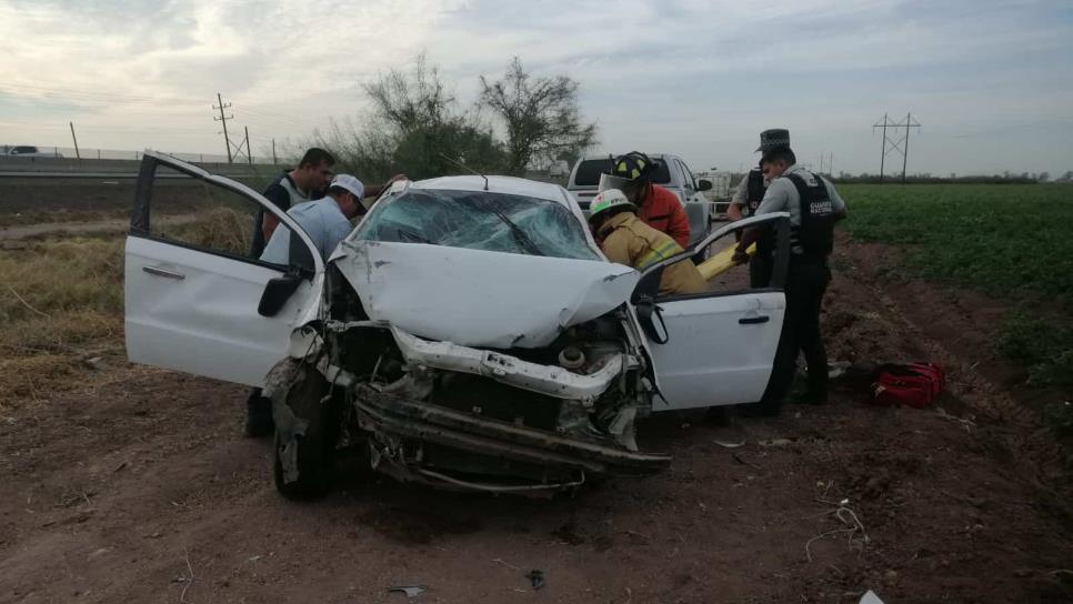 Se registran dos aparatosas volcaduras; mochitense en Juan José Ríos y familia en Ruiz Cortines