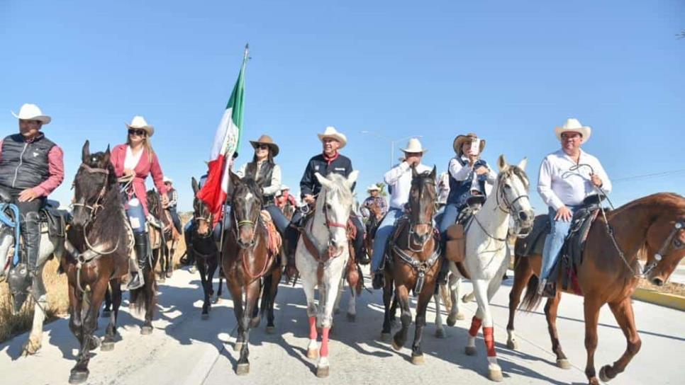 Alcalde de Ahome se suma a tradicional Cabalgata de Fin de Año